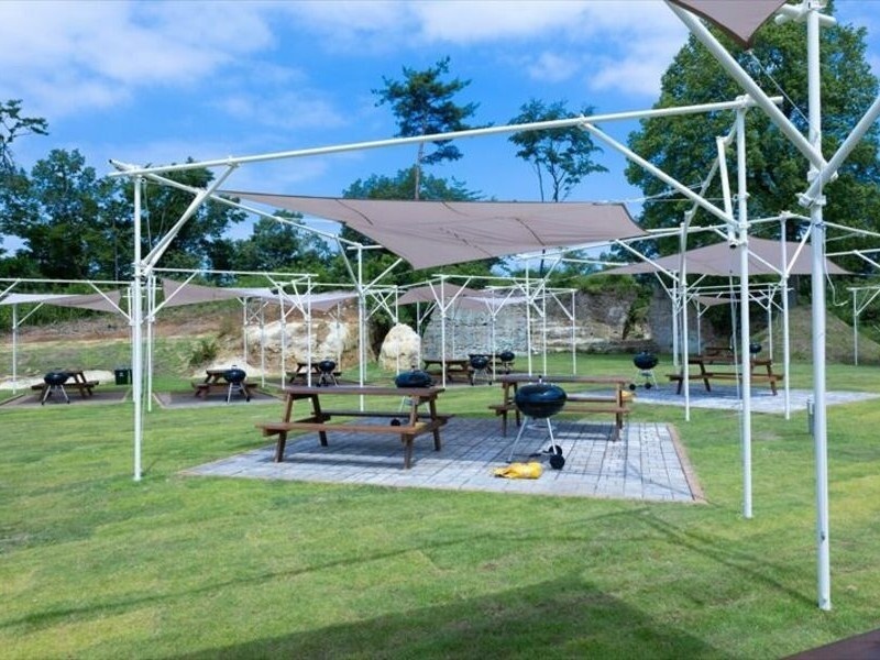 屋外BBQ会場を貸切可能です。
屋根があるため、雨でもご利用いただけます。