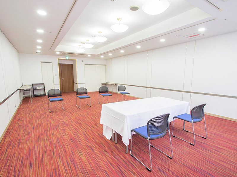 最大シアター型で８０名収容可能です。

お客様の用途に合わせてレイアウトさせていただきます。

「会議・研修・セミナー・展示会・パーティー等」、様々なニーズに合わせてご利用いただけます。