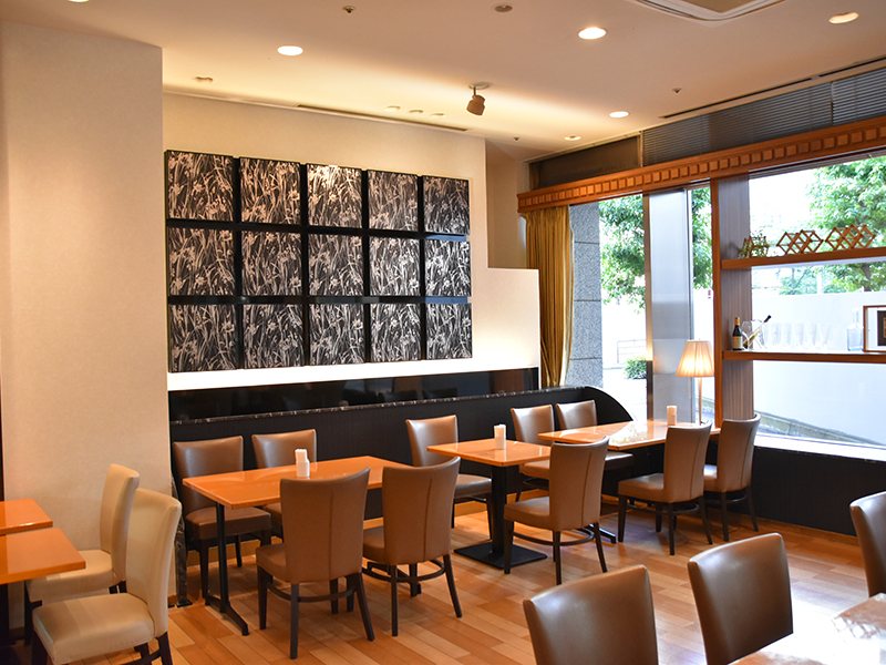 １Ｆ「Restaurant Garden」：店内
明るい自然光がたっぷり入ってくる明るい店内。
お客様の用途に合わせて、レイアウトを変更できます。
