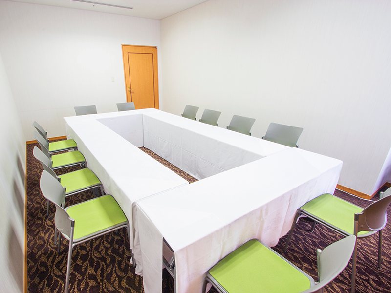 最大シアター型で１５名収容可能です。

企業説明会・講演会・研修会・会議 など様々な用途にご対応致します。
窓が大きく開放感がありアパレル展示会やイベントルームとしてのご利用にも最適です。また、ビル最上階にあり日当たり 眺めも良く最高のロケーション。
