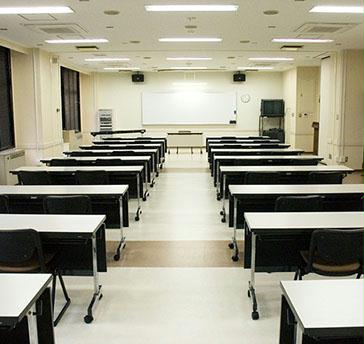 研修・会議室は5タイプ7室をご用意。数名から100名以上まで対応可能です。
ビデオプロジェクターや自立型スクリーン、可動式ホワイトボードなどレンタル備品も完備しております。