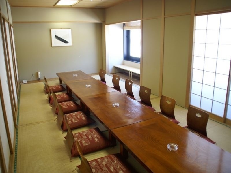 １６畳の和宴会場　２分割で８畳×２室も可　
同タイプで織姫と白鳥の２部屋あり。