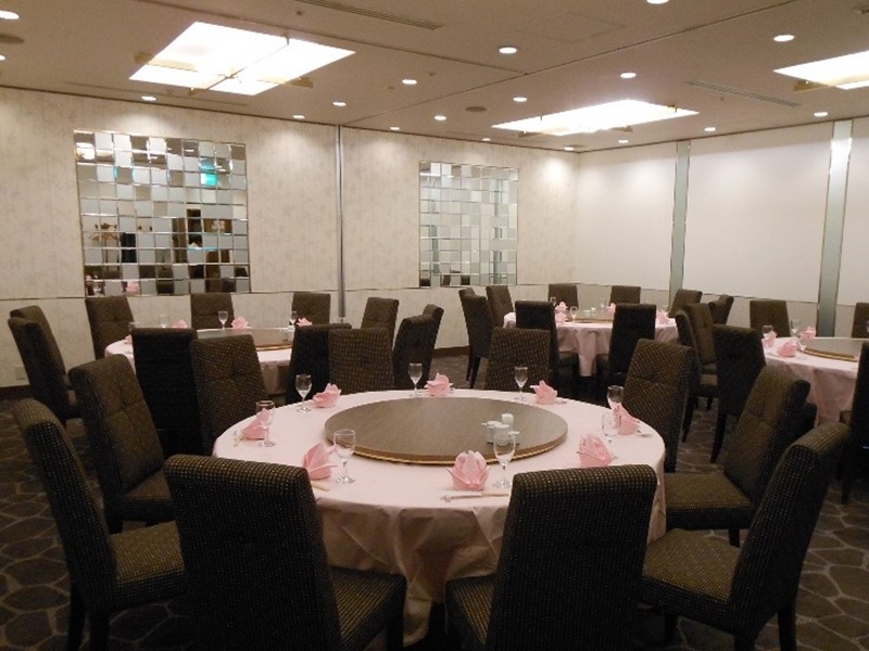 東天の間
ご家族やご友人とのお食事、接待、法事から同窓会や歓送迎会、懇親会などニーズに合わせて幅広くご利用頂けます。
店舗貸切なら120名様までご利用可能です。