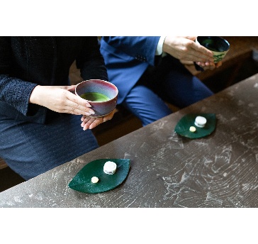 お茶室での呈茶体験
①呈茶（予約不要）②お点前（要予約）