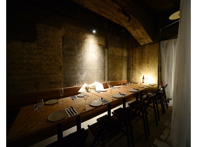 店内照明の調光が可能！！
席のレイアウトは自由自在。250名まで着席可能。
立食は350名まで可能。
営業時間は夜のみなので、お昼の会議室利用などでも利用していただけます！
音響・映像等設備も充実しているので、どうぞご検討ください。