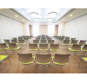 最大シアター型で６０名収容可能です。

企業説明会・講演会・研修会・会議 など様々な用途にご対応致します。
窓が大きく開放感がありアパレル展示会やイベントルームとしてのご利用にも最適です。また、ビル最上階にあり日当たり 眺めも良く最高のロケーション。