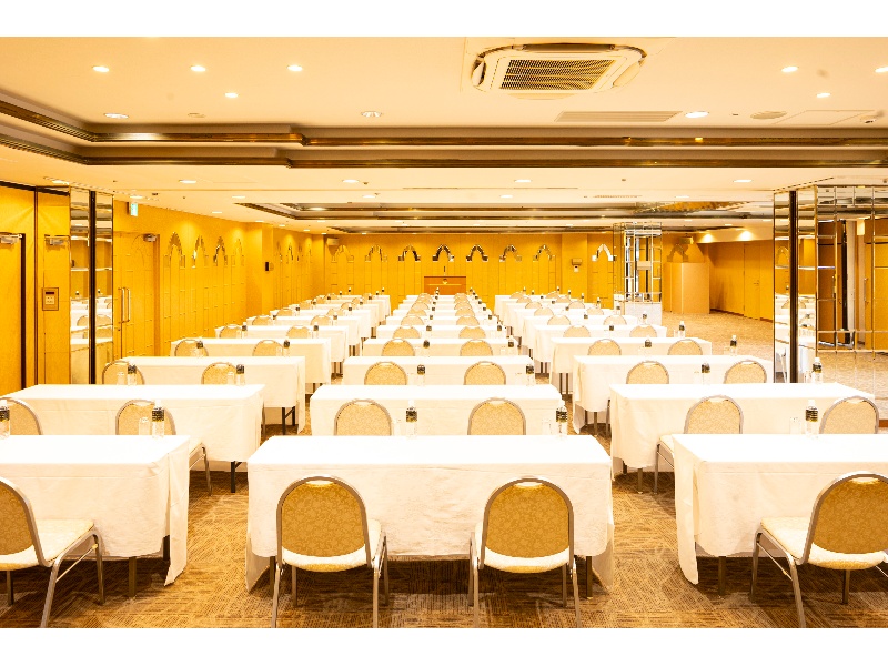 ■バロック
宴会収容人数：着席160名・立食350名
会議収容人数：
[スクール]
2名掛け120名・3名掛け180名
[シアター] 250名
