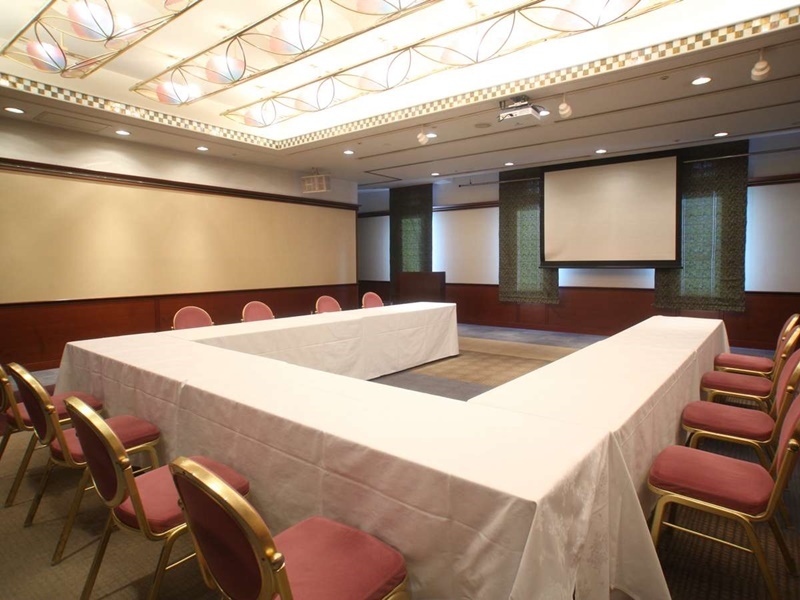 【椿】TSUBAKI
36～80名まで収容可能
椿・朝顔 2部屋使用時　100～180名まで
着席・シアター・立食・スクール・ロの字対応可能