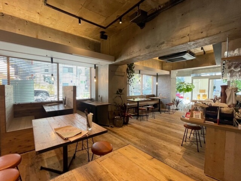 店内奥側から全体のレイアウトでございます。