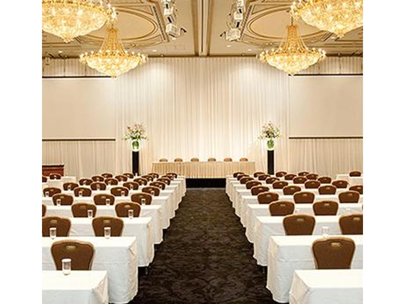 ■ヴェルサイユ
会議 80名～800名
ヴェルサイユ宮殿の「鏡の間」をモチーフにした大宴会場。20万個のボヘミアンクリスタルを使用したシャンデリアが輝き、ヨーロッパの薫り高い雰囲気を再現いたします。
面積 1,320㎡ 400坪
