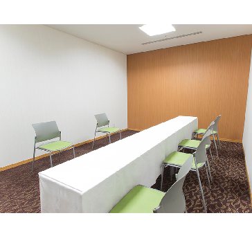 最大シアター型で１５名収容可能です。

企業説明会・講演会・研修会・会議 など様々な用途にご対応致します。
窓が大きく開放感がありアパレル展示会やイベントルームとしてのご利用にも最適です。また、ビル最上階にあり日当たり 眺めも良く最高のロケーション。
