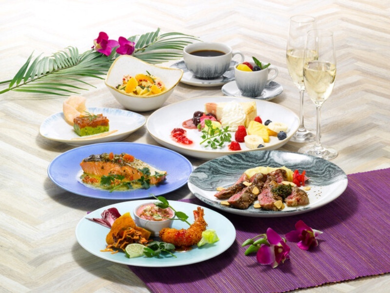 ハワイのシグネチャーディッシュに、日本ならではの食材やエッセンスを加えた限定メニューやドリンクをご用意しました。ハワイアン食文化と日本の魅力が見事に調和した、ここでしか味わえない創造的な料理をご堪能ください。