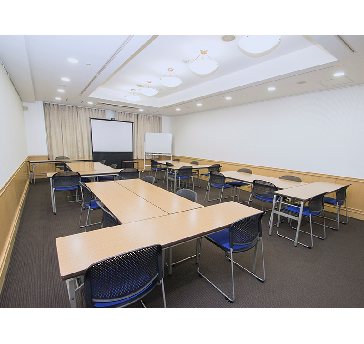 最大シアター型で７０名収容可能です。

お客様の用途に合わせてレイアウトさせていただきます。

「会議・研修・セミナー・展示会・パーティー等」、様々なニーズに合わせてご利用いただけます。