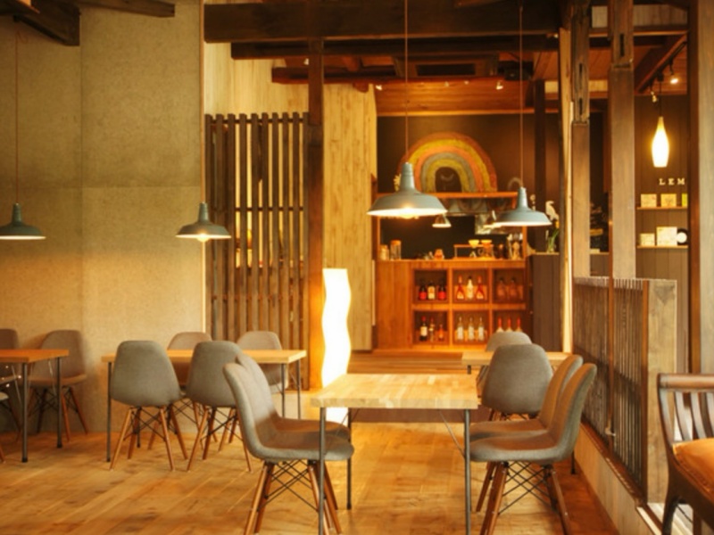 お洒落で歴史を感じる店内
47席(屋内27席 / ウッドデッキ20席)
着席時 ：30人　立食時 ：40人