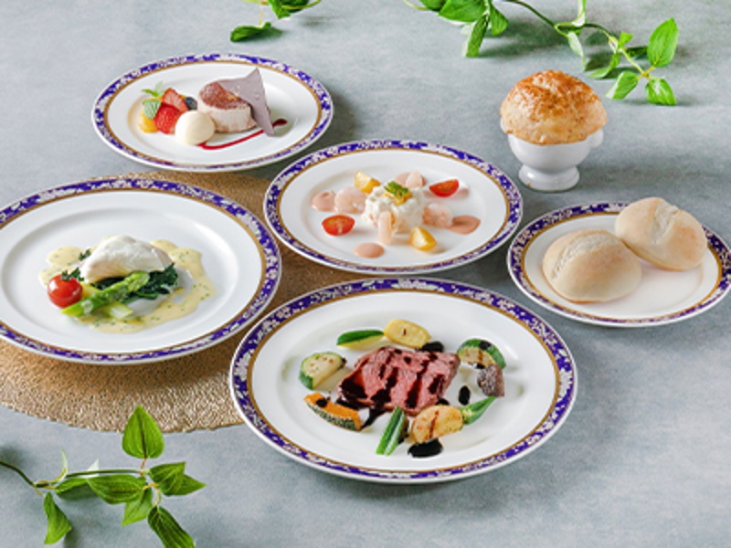 鎌倉コース 

小エビのカクテル　王冠仕立て
コンソメスープまたは野菜のポタージュ　パイ包み焼き
白身魚のポッシエ　香草入りバターソース
牛ロース肉のポワレ　タリアータ
ティラミス　バニラアイスとフルーツ添え
パン・コーヒー