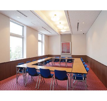 最大シアター型で３５名収容可能です。

お客様の用途に合わせてレイアウトさせていただきます。

「会議・研修・セミナー・展示会・パーティー等」様々なニーズに合わせてご利用いただけます。