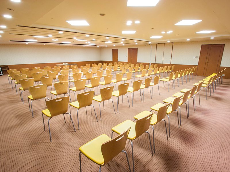会議･セミナー・研修・説明会に出席されるお客様への利便性はもちろん、イベントや展示会等において、抜群の集客力を兼ねそろえており、用途に合わせて選べる21～176㎡の大小7会場をご用意。