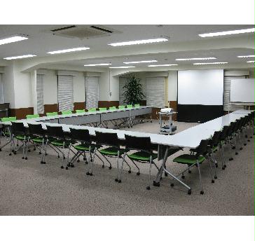 高級感のある落ち着いた雰囲気で人気の会議室です。
会社説明会、講演会、役員会議などに適した会議室です。