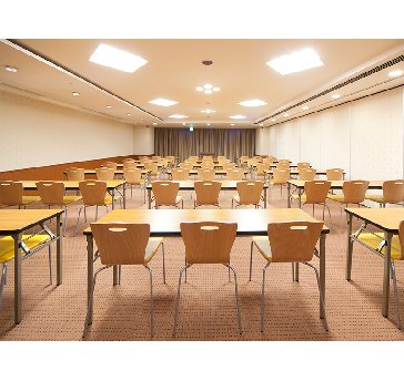 最大シアター型で８０名収容可能です。

企業説明会・講演会・研修会・会議 など様々な用途にご対応致します。
また、アパレル展示会やイベントルームとしてのご利用にも最適です。