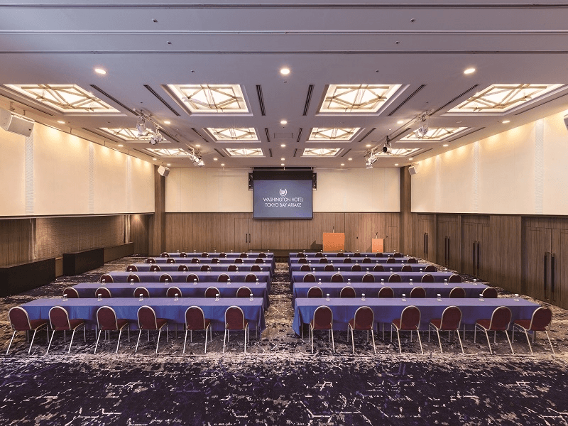 【アイリス会議スタイル】
展示会や法人企業の株主総会、国際会議。招待会や表彰式典の会場として最大500名の収容人数を誇る大型多目的ホール。広大なスペースは最大3分割での利用が可能で用途に応じ使い分ける事ができ円滑な進行とイベントの成功に大きな役割を担います。