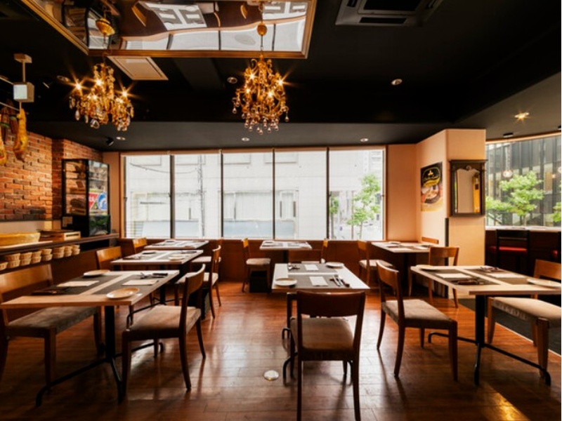 カジュアルにご利用いただける開放的なお店です。