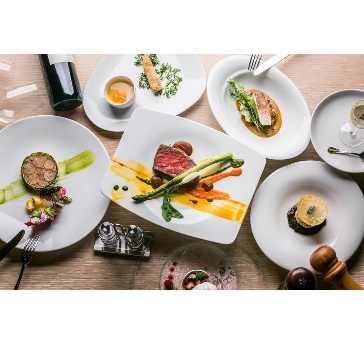 前菜からメイン、デザートで構成されたお料理は、味わいはもちろん、見た目にもこだわった内容。落ち着いた空間で、会話とともにお食事をゆっくりとお楽しみいただけます。少し特別な集まりにおすすめのプランです。