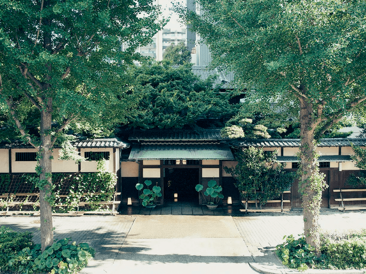 400年前、尾張徳川家御用達の御御馳走処として名を馳せた料亭、河文。重ねた歳月による重厚な風格を感じる空間で、大切な方々とのパーティーをお楽しみください。