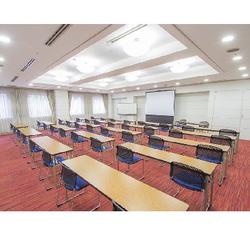 最大シアター型で１２０名収容可能です。

お客様の用途に合わせてレイアウトさせていただきます。

「会議・研修・セミナー・展示会・パーティー等」、様々なニーズに合わせてご利用いただけます。