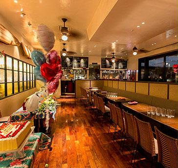心ほどけるハワイアンＢＧＭが流れる、リゾート感溢れる店内。店内はウッディーな素材に包まれた優しい空間で開放感もたっぷり！！