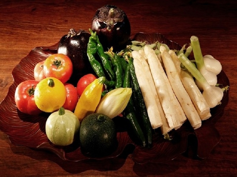 【こだわり】
シェフ自ら契約農家や地元の畑に出向き揃える食材は、京野菜を中心に季節の移ろいを感じるものとなっております