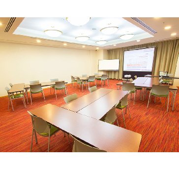 最大シアター型で８０名収容可能です。

企業説明会・講演会・研修会・会議 など様々な用途にご対応致します。
窓が大きく開放感がありアパレル展示会やイベントルームとしてのご利用にも最適です。また、ビル最上階にあり日当たり 眺めも良く最高のロケーション。

