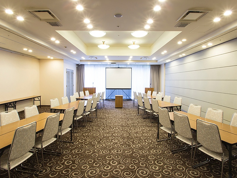 ■宇治
面積：82㎡
料金：¥37,000／3時間
スクール型：54名
シアター型：80名
口の字型：36名