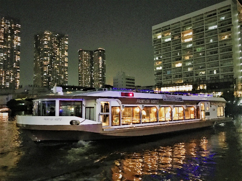 最大140名様までご乗船可能な大型パーティー船フロンティアルーツ。

最大140名様が乗船可能な大型船を40名様からお気軽にお安く幹事様の思い描いたクルージングパーティーを開催できます。
日常では味わえない特別な時間をお楽しみ下さい。