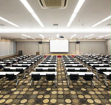 天井高3.6m、300名収容の多目的ホールです。大会議はもちろん、商品発表会や入社式・入学式などでもご利用頂けます。