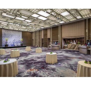 地元・京都の伝統工芸が館内各所で楽しめるフォーシーズンズホテル京都。
ボールルームには、京都随一の西陣織のタペストリーが展示されています。
床一面に広がる絨毯と一体化するアートをお楽しみください。