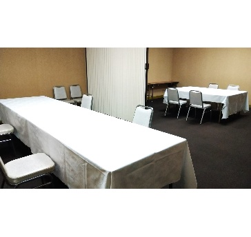 水仙の間　55㎡（17坪）
会議室を利用する目的に応じて、様々なレイアウトでご提案が可能です。人数や使い方に合わせて、担当スタッフがお客様専用のレイアウト図面をご用意し、より良い実施に向けてお手伝いさせていただきます。