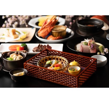旬の食材を使用した会席料理
『おまかせ』本館限定プラン
