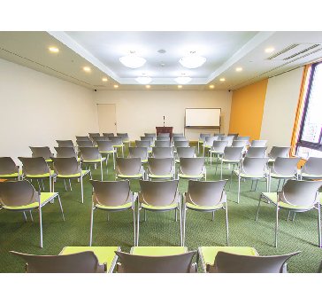 最大シアター型で７２名収容可能です。

企業説明会・講演会・研修会・会議 など様々な用途にご対応致します。
窓が大きく開放感がありアパレル展示会やイベントルームとしてのご利用にも最適です。また、ビル最上階にあり日当たり 眺めも良く最高のロケーション。
