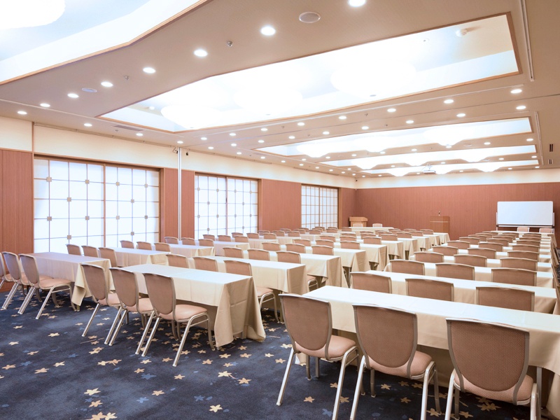会議室『平安』（分割利用可）
面積：197㎡
最大、スクール形式で80名様までの会議が可能です。
会場はwi-fi利用可です。