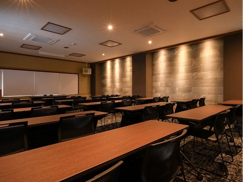 【会議室】[高千穂] 40畳
最大50名様迄可能な会議室もあり、10名様程の少人数の会議にも対応しております。また、様々なレイアウトでの会議にも対応しております。