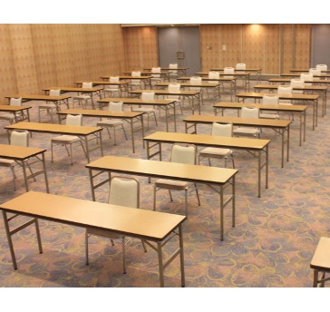 舞鶴の間（BC分割）　300㎡（90坪）
会議室を利用する目的に応じて、様々なレイアウトでご提案が可能です。人数や使い方に合わせて、担当スタッフがお客様専用のレイアウト図面をご用意し、より良い実施に向けてお手伝いさせていただきます。