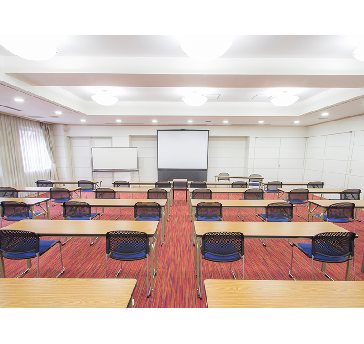 最大シアター型で１２０名収容可能です。

お客様の用途に合わせてレイアウトさせていただきます。

「会議・研修・セミナー・展示会・パーティー等」、様々なニーズに合わせてご利用いただけます。
