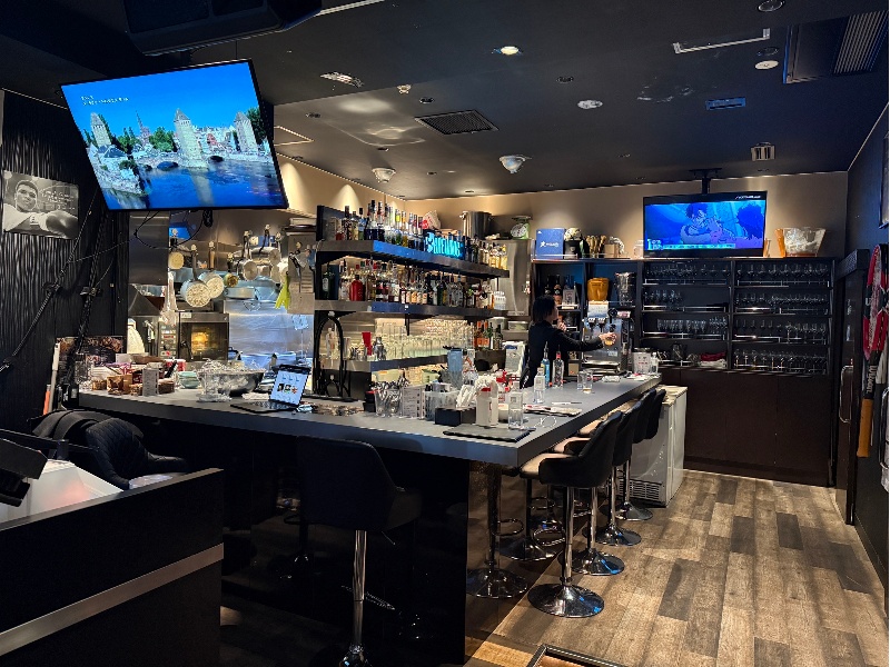 🍹充実のバーカウンターで特別な夜を🍹
複数台のモニターを備えたスタイリッシュなバーカウンター。立食スタイルで気軽に交流できるパーティーにも最適。銀座駅4分のアクセスで、仕事帰りの宴会や女子会・合コンまで幅広くご利用いただけます。