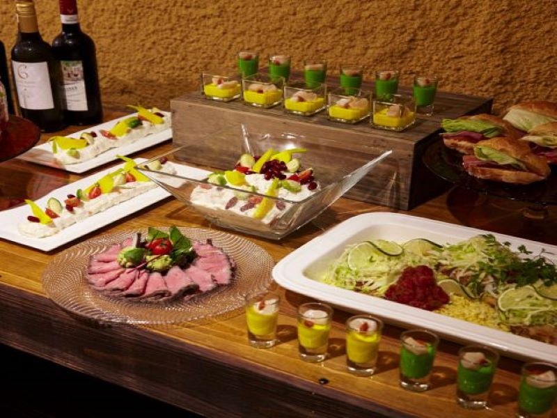 【料理一例】
専属シェフの手作りビュッフェスタイル
表彰式やセミナー後の懇親会にも対応可能