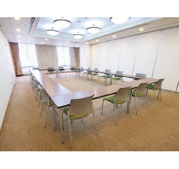 最大シアター型で６０名収容可能です。

企業説明会・講演会・研修会・会議 など様々な用途にご対応致します。
窓が大きく開放感がありアパレル展示会やイベントルームとしてのご利用にも最適です。また、ビル最上階にあり日当たり 眺めも良く最高のロケーション。
