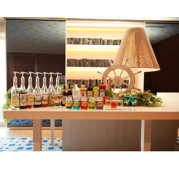 専用のホワイエにはBARカウンターを常設。