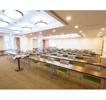 最大シアター型で１２０名収容可能です。

企業説明会・講演会・研修会・会議 など様々な用途にご対応致します。
窓が大きく開放感がありアパレル展示会やイベントルームとしてのご利用にも最適です。また、ビル最上階にあり日当たり 眺めも良く最高のロケーション。