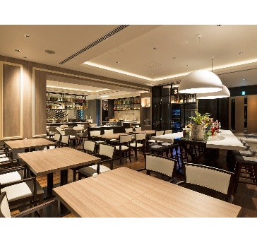 一面ガラス窓の開放感溢れるモダンなレストランdining SAKURA。
30名様以上で貸切プランをご用意しております。