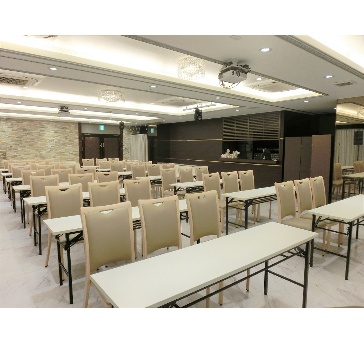 マイク・プロジェクター・120インチスクリーン2台。会場費内で会場内設備が使い放題です！