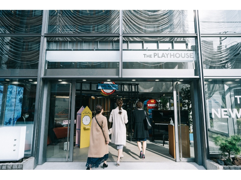 BENE-のある建物、the PLAYHOUSEの正面玄関です。